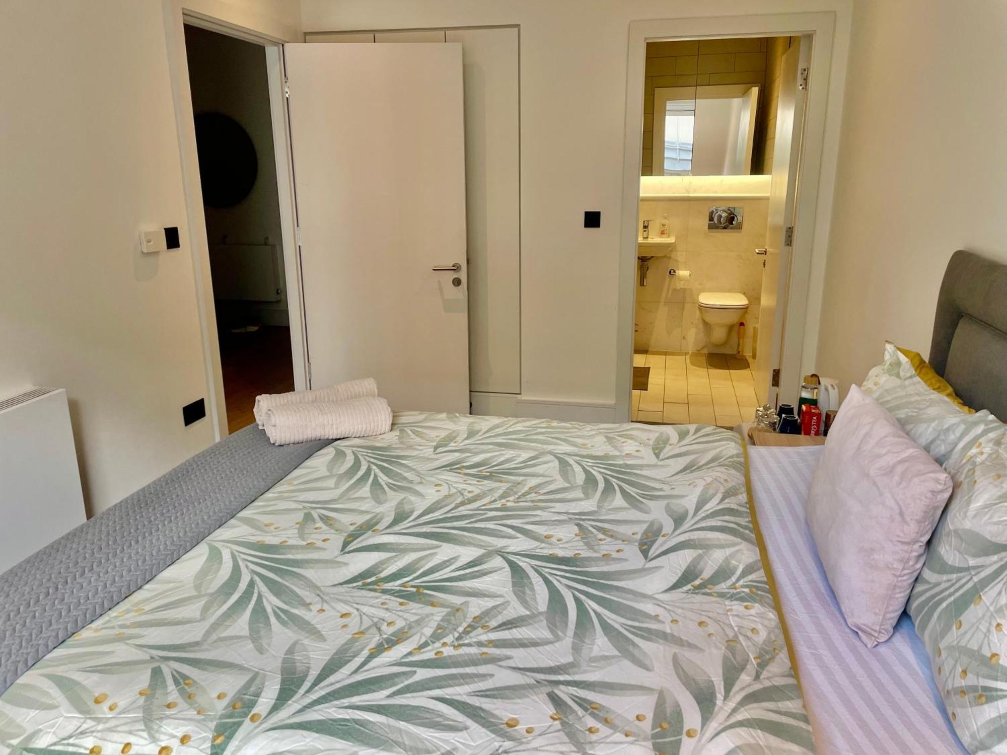 Homestay Modern Ensuite Double Bedroom *