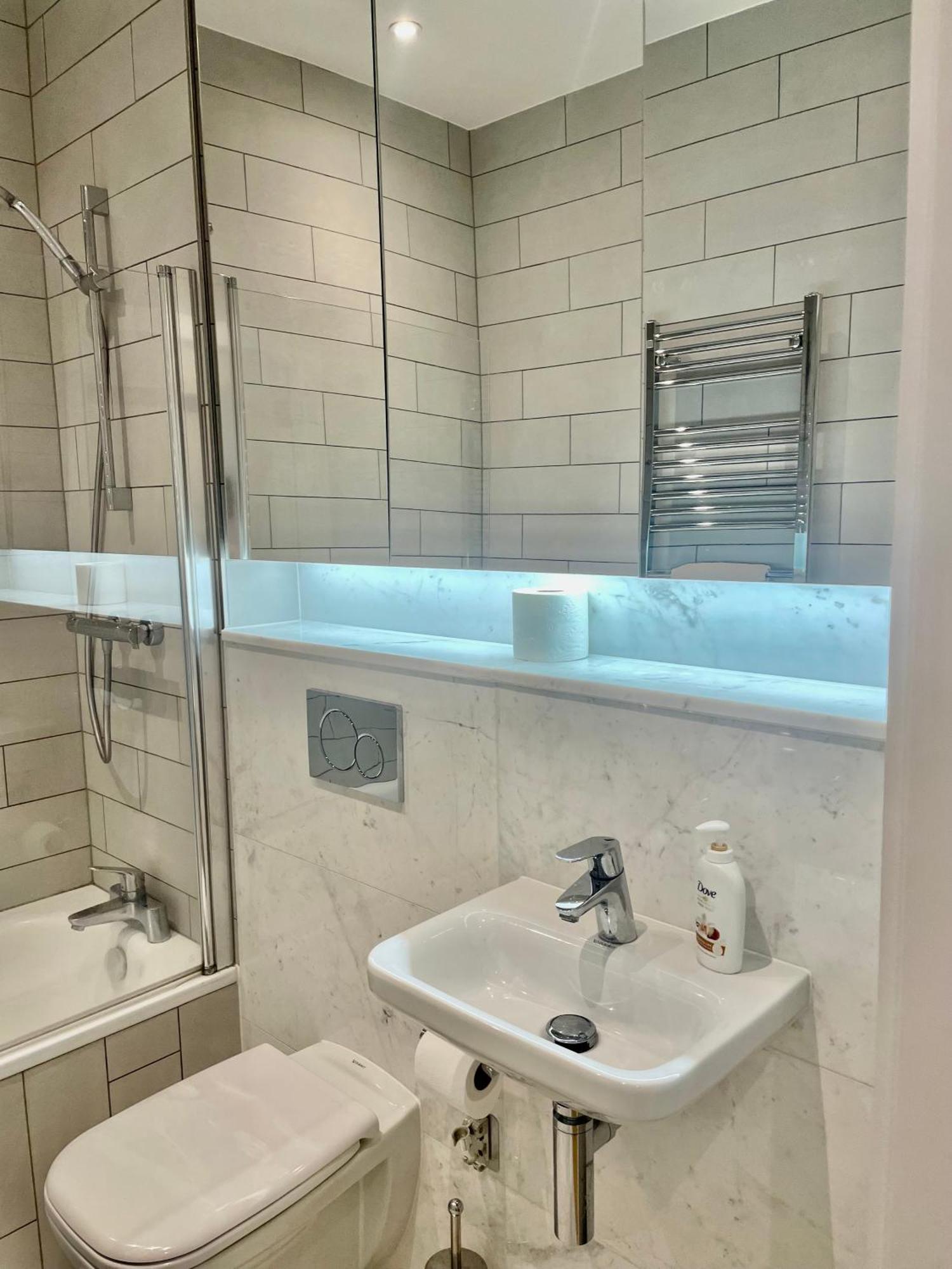 Modern Ensuite Double Bedroom Homestay *