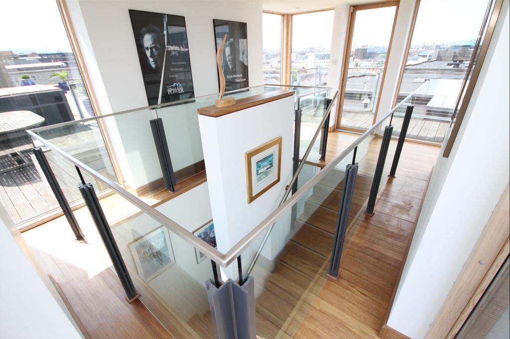 Magnificent Penthouse With Waterside Views *