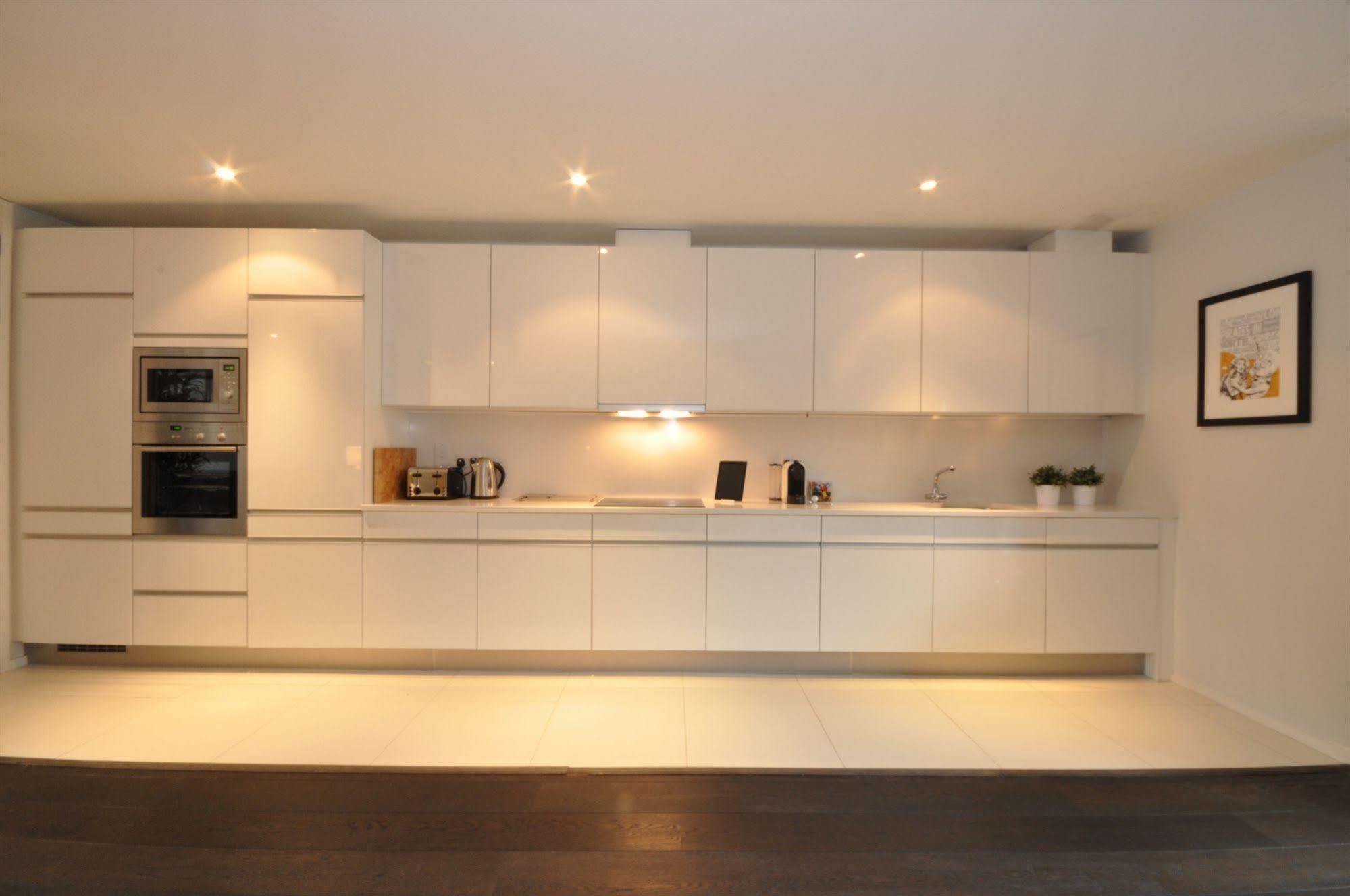 Your Base - Grand Canal Square Apartment Dublin