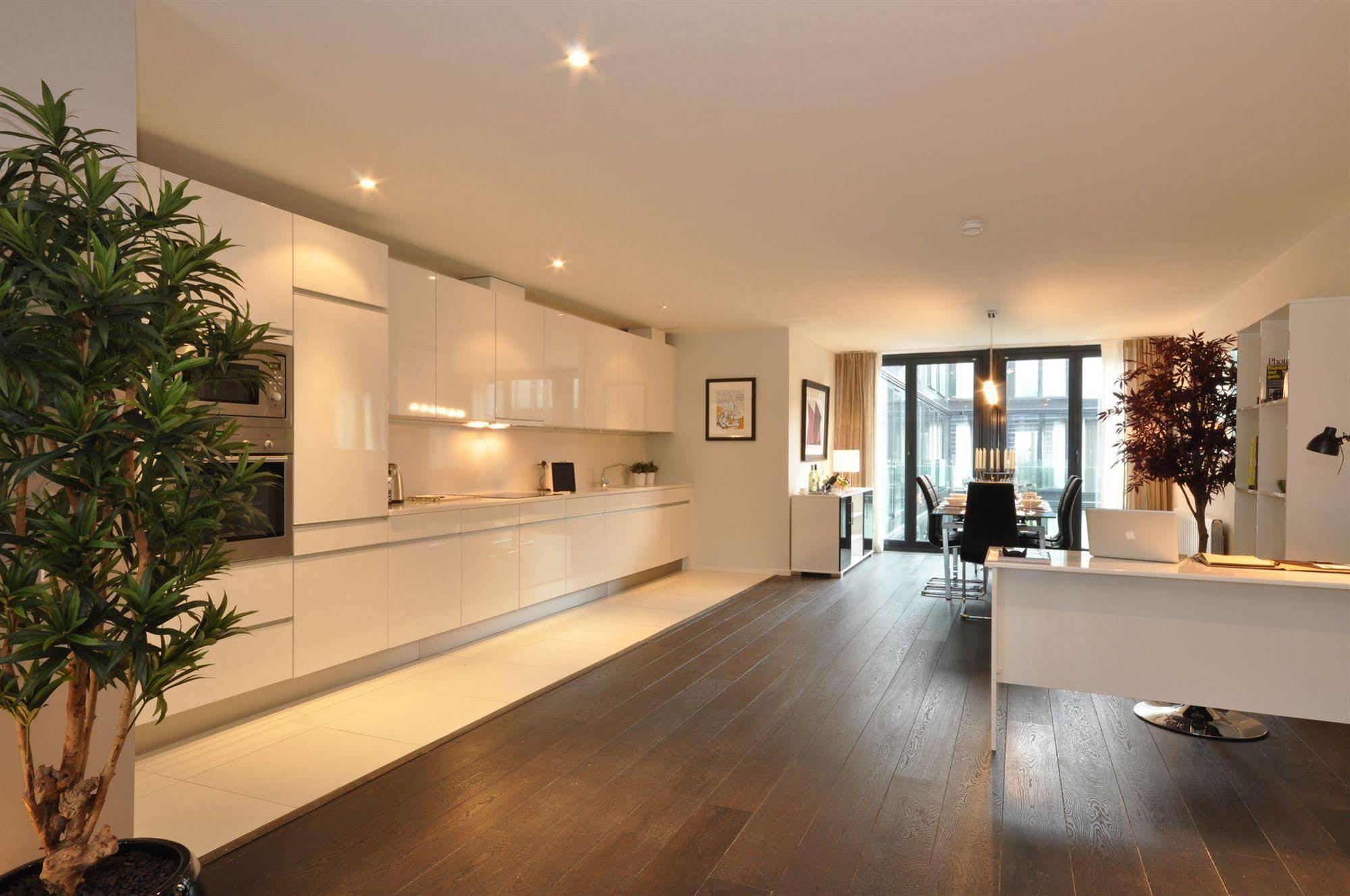 Your Base - Grand Canal Square Apartment Dublin