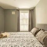 Modern Elegant Central Apt With Parking