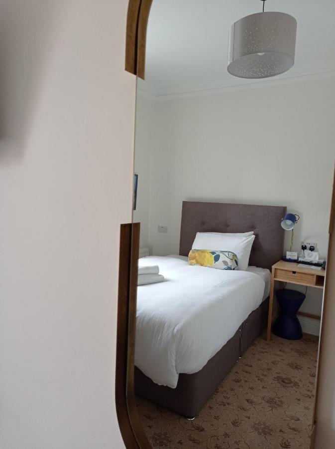 Tom Dick And Harriet's Guest house 3*