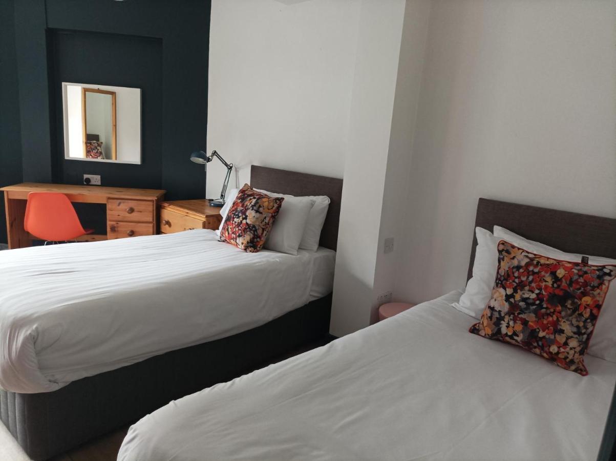 Tom Dick And Harriet's Guest house 3*