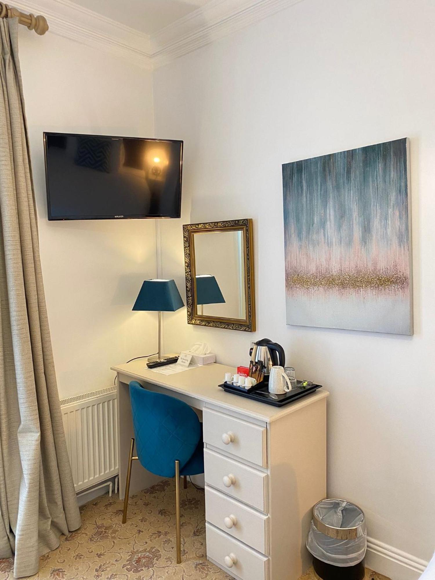 Tom Dick And Harriet's Guest house 3*