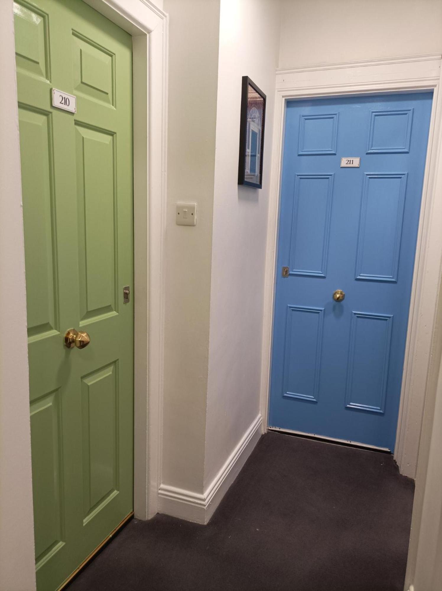 Tom Dick And Harriet's Guest house 3*