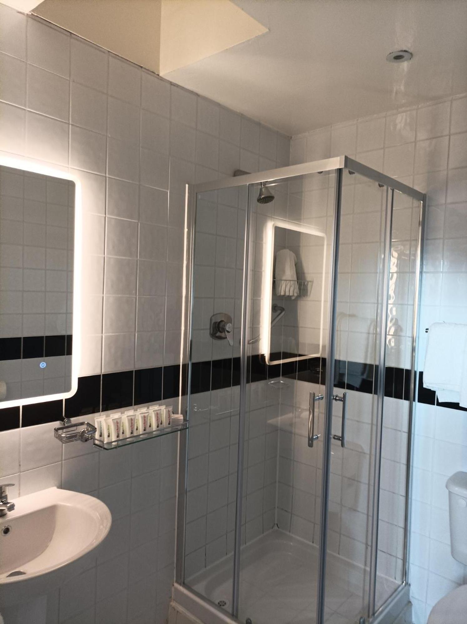 Tom Dick And Harriet's Guest house 3*