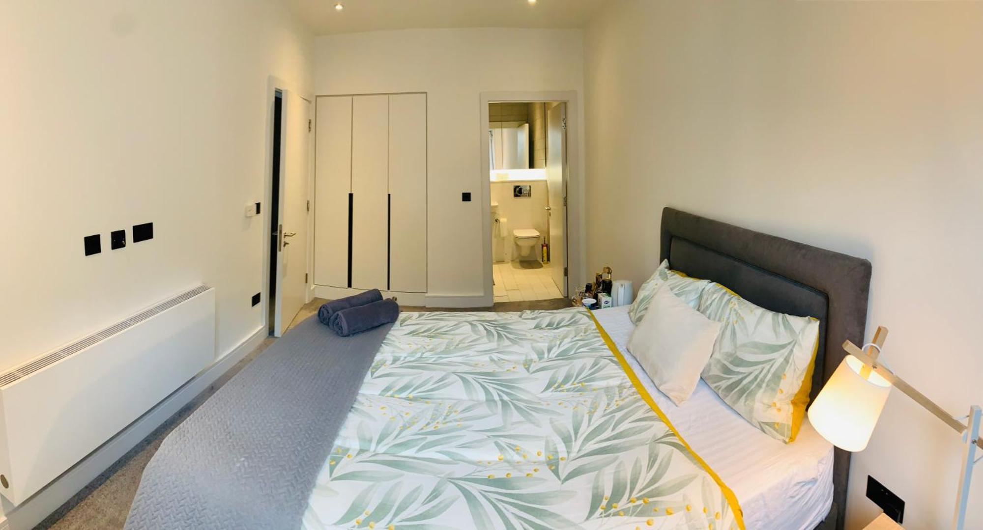 Modern Ensuite Double Bedroom Homestay *