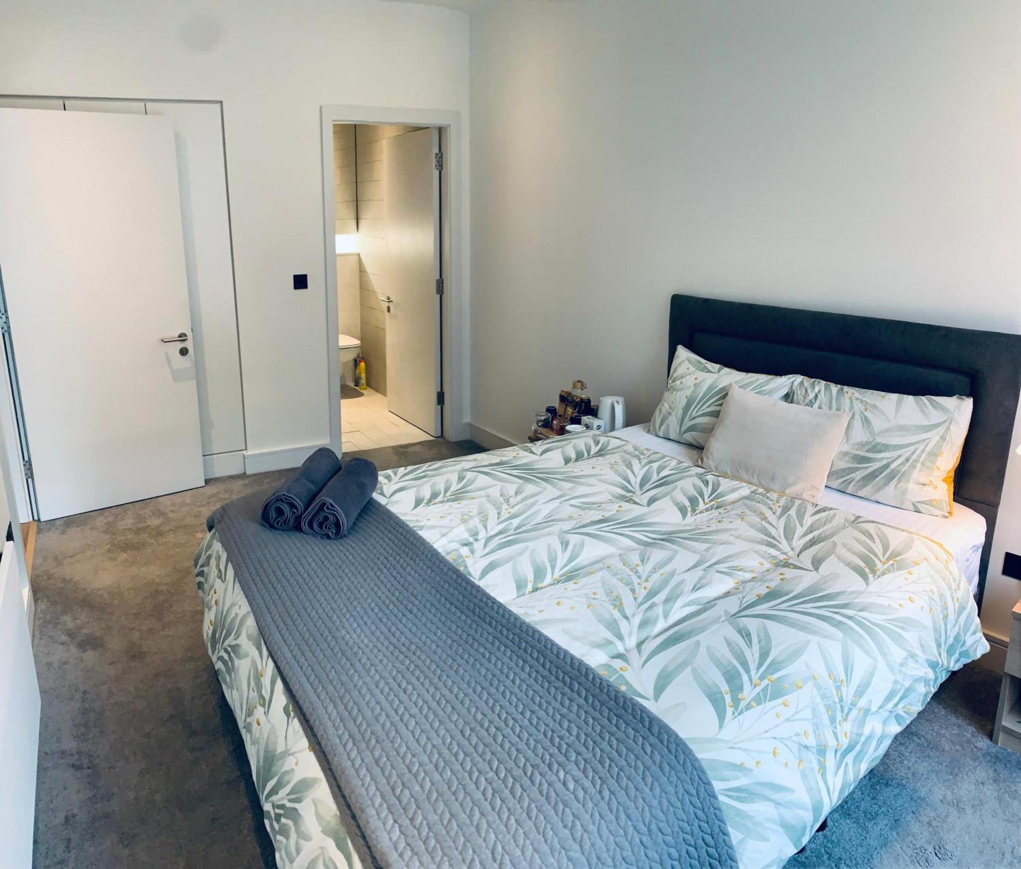Modern Ensuite Double Bedroom Homestay