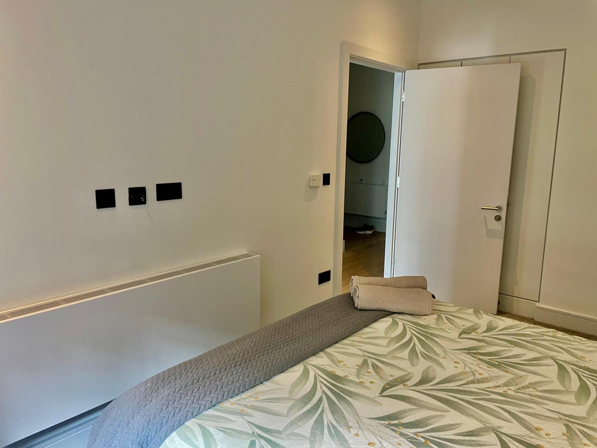 Modern Ensuite Double Bedroom *