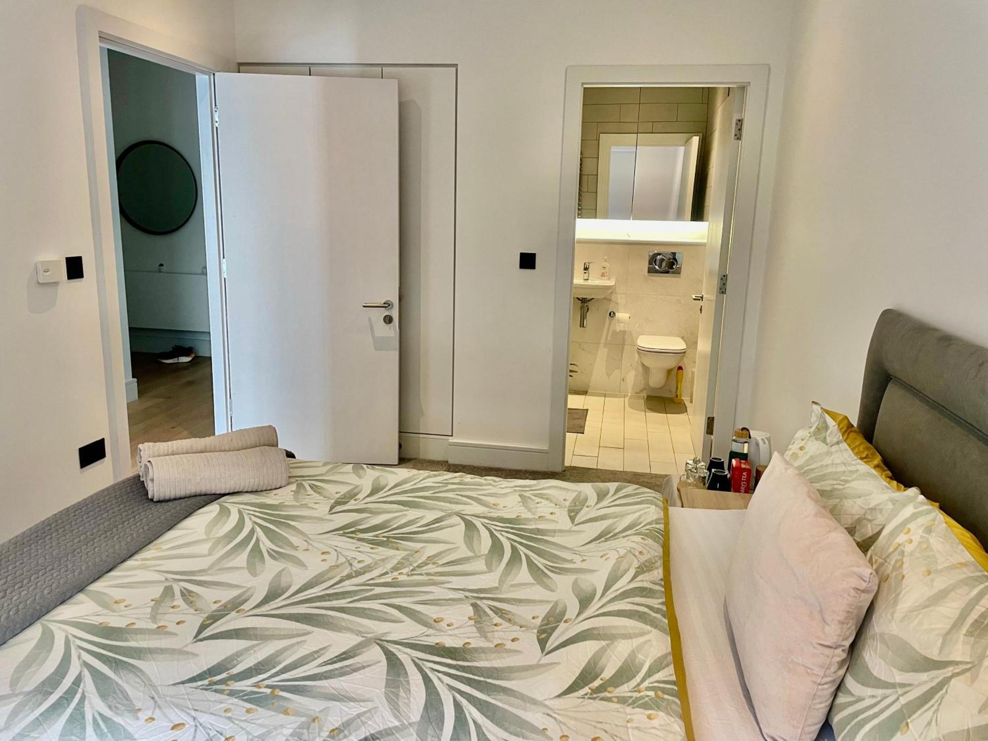 Homestay Modern Ensuite Double Bedroom *