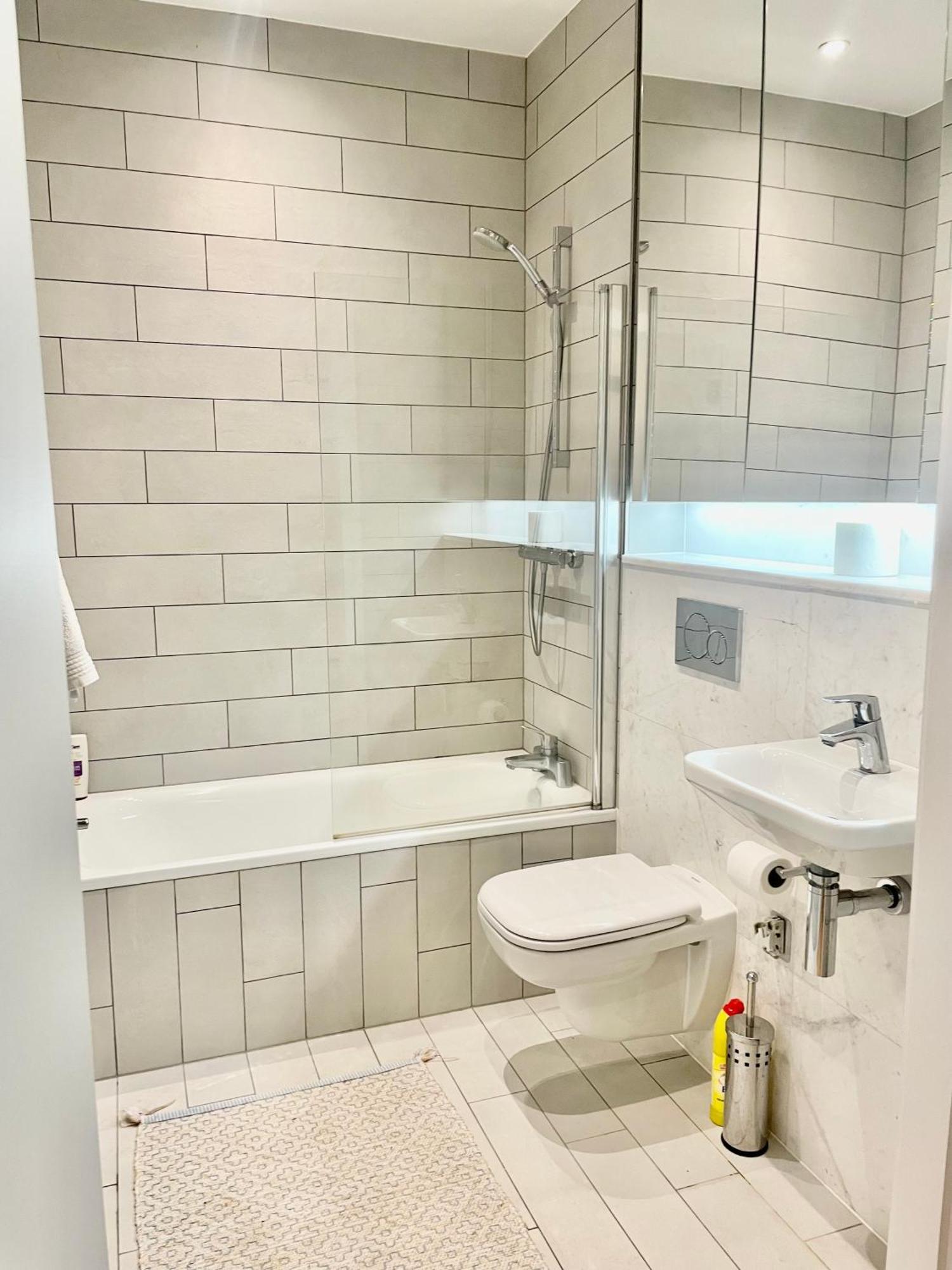 Modern Ensuite Double Bedroom Homestay