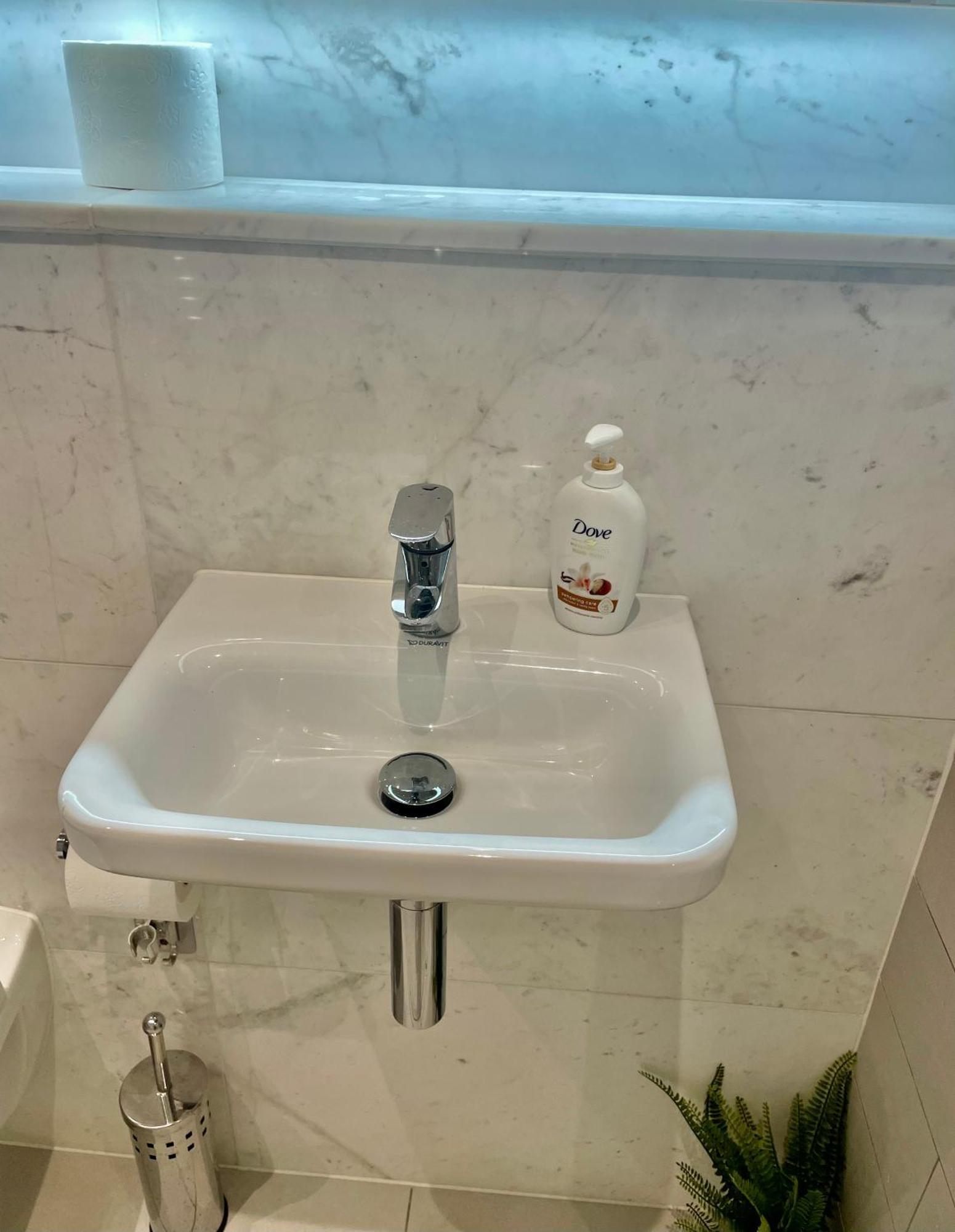 Modern Ensuite Double Bedroom Homestay *