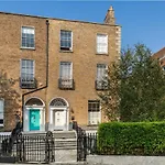 Spectacular 2 Bedroom Apartment With Sunny Garden & Terrace