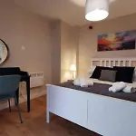 Central Apartment Private Patio Reliable Fast Wifi