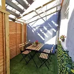 Central Apartment Private Patio Reliable Fast Wifi
