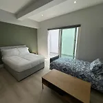 Perfect Central Studio With Outdoor Patio