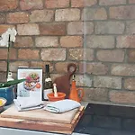 Sophisticated Seafront 3Bd Suntrap Landscaped Yard