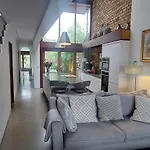 Sophisticated Seafront 3Bd Suntrap Landscaped Yard