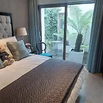 Sophisticated Seafront 3Bd Suntrap Landscaped Yard