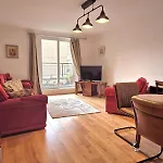 Modern Two Bed Apartment With Parking