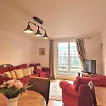 Modern Two Bed Apartment With Parking