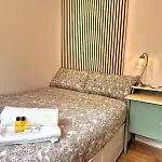 Modern Two Bed Apartment With Parking