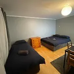 Spacious 2 Bedroom Apartment Near The Spire