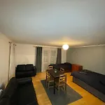 Spacious 2 Bedroom Apartment Near The Spire