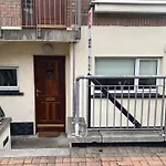 Cosy 2-Bedroom Apartment Near Airport