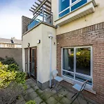 Cosy 2-Bedroom Apartment Near Airport