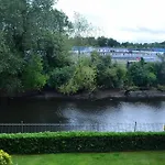 Metrostays - Riverside Apartment