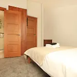 Macken Street Sleeps 10