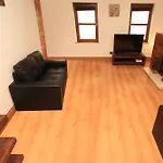 Macken Street Sleeps 10