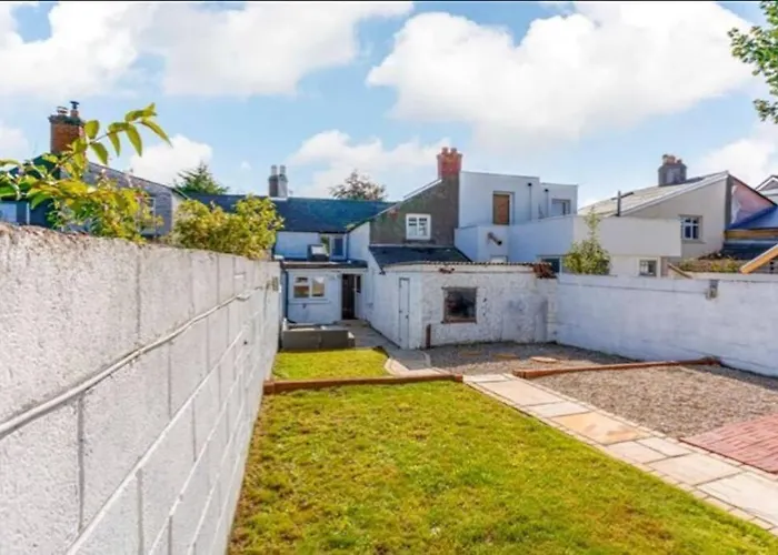 Spacious 2-Bedroom Property, Minutes From City.