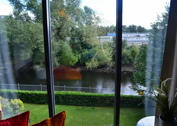 Metrostays - Riverside Apartment