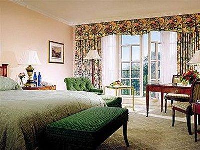 Four Seasons Hotel 3*