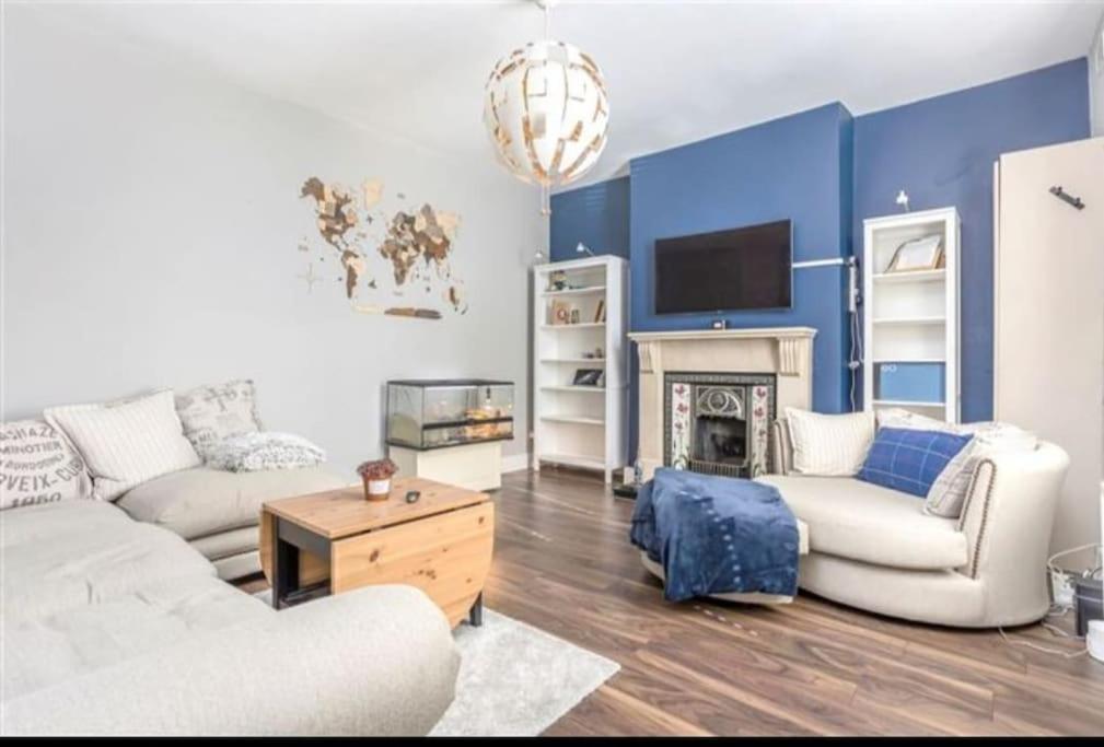 Spacious 2-bedroom Property, Minutes From City. *