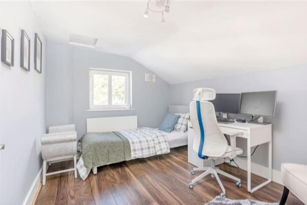 Spacious 2-bedroom Property, Minutes From City. *
