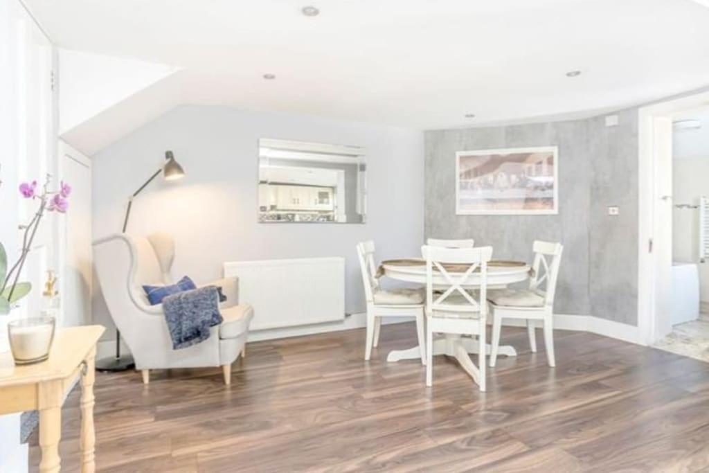 Apartment Spacious 2-bedroom Property, Minutes From City. *