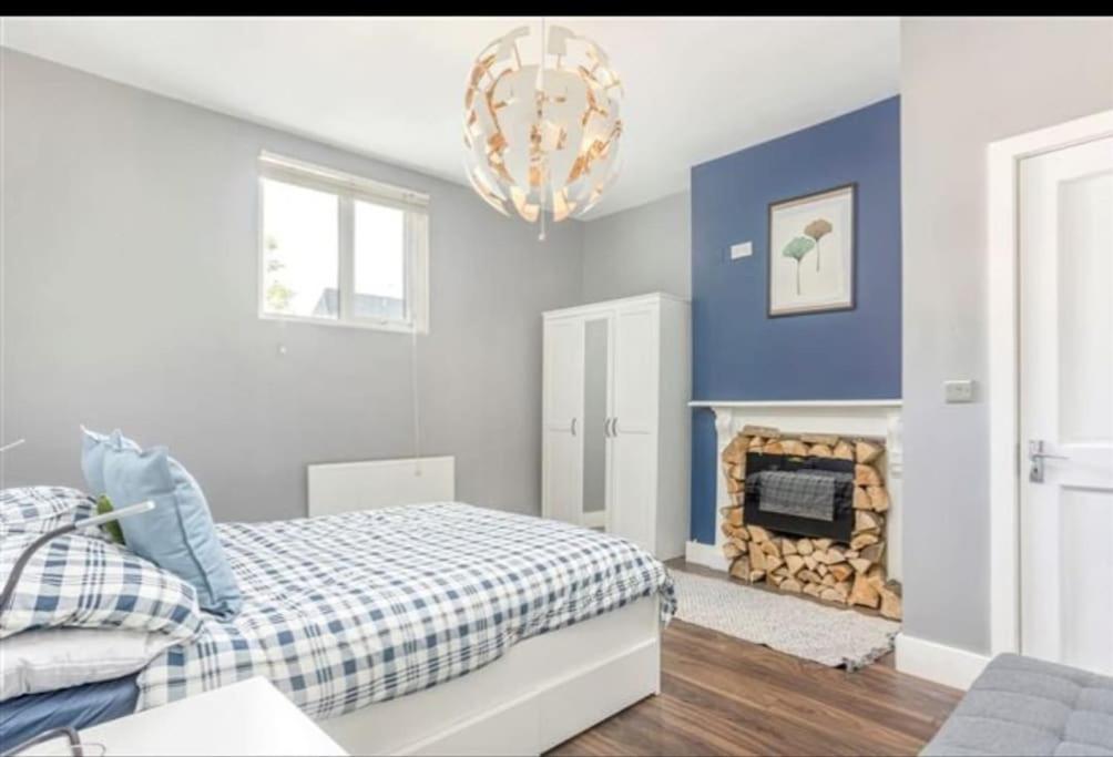 Apartment Spacious 2-bedroom Property, Minutes From City. *