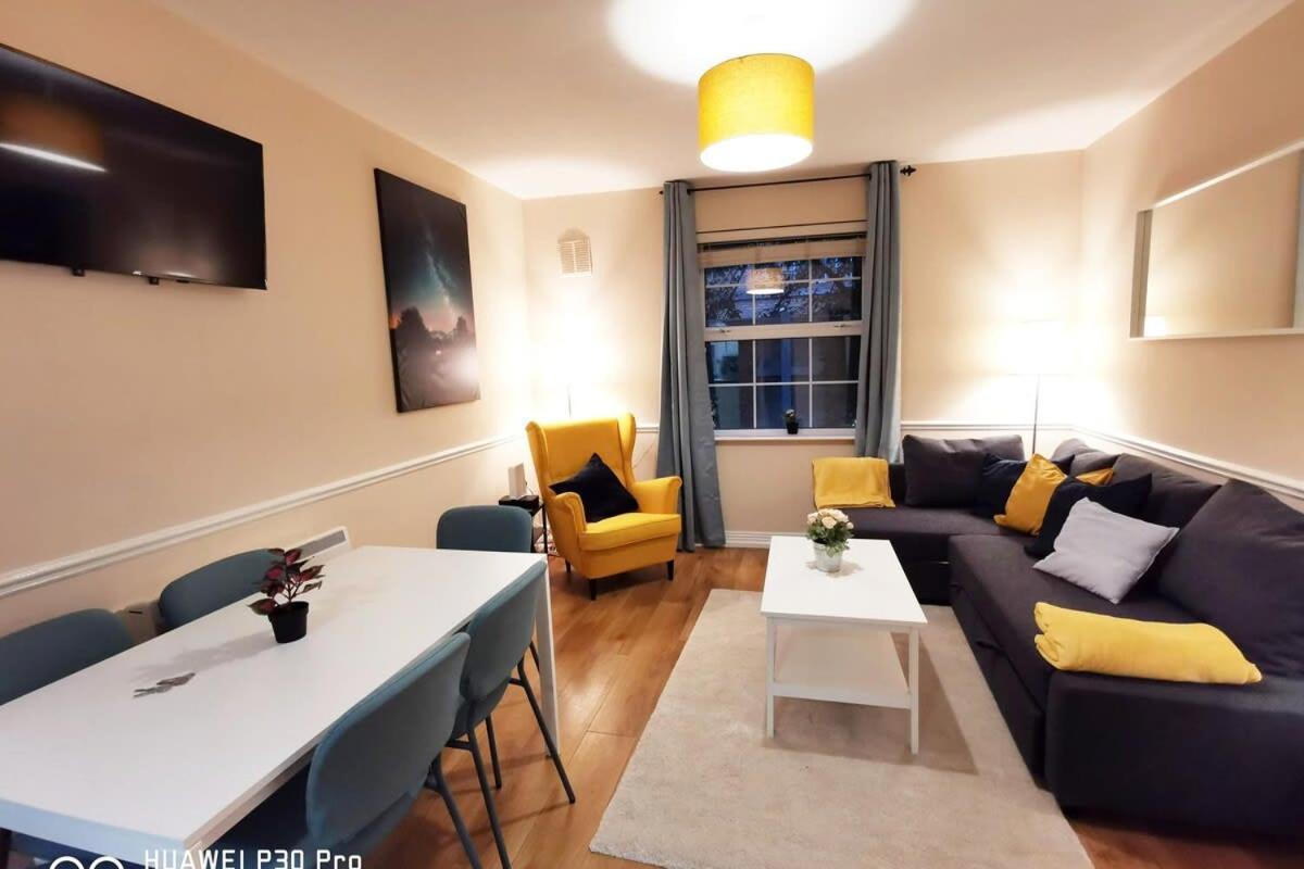 New Spacious & 3bedroom Tv& Wifi Apartment