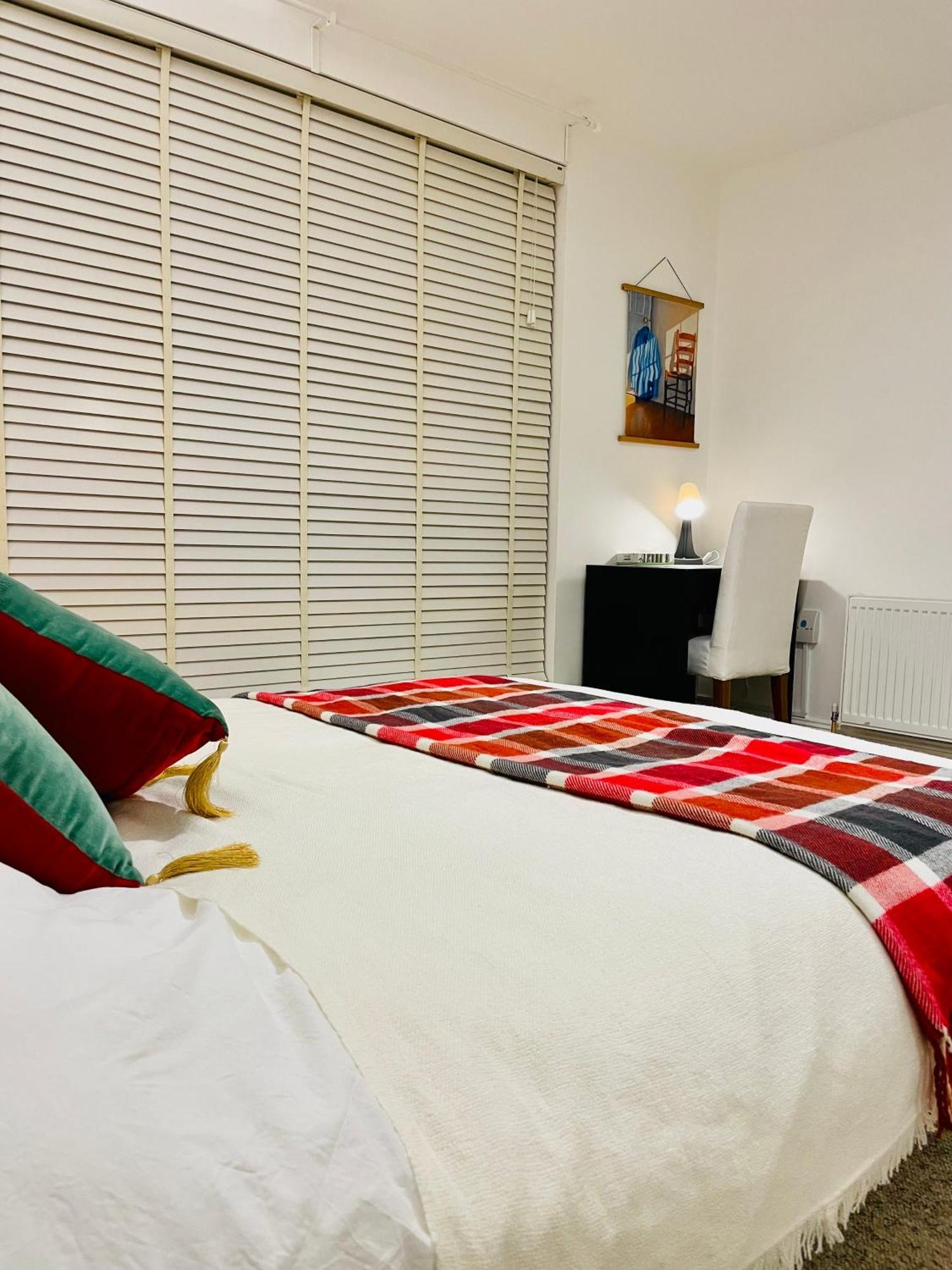 Homestay Double Bedroom With Private Toilet And Shower, Easy To Center Dublin