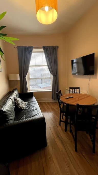 City Gem - Central & Stylish 1 Bed Apartment *