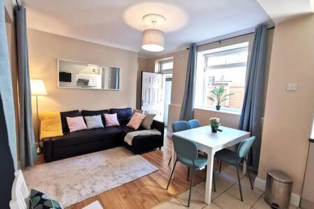 Private Patio Reliable Fast Wifi Apartment *