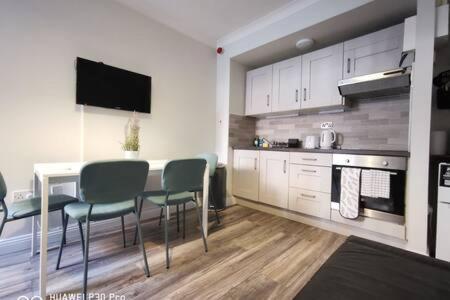 Cosy 1bed With Nice Patio And Fast Wifi F1 Apartment *