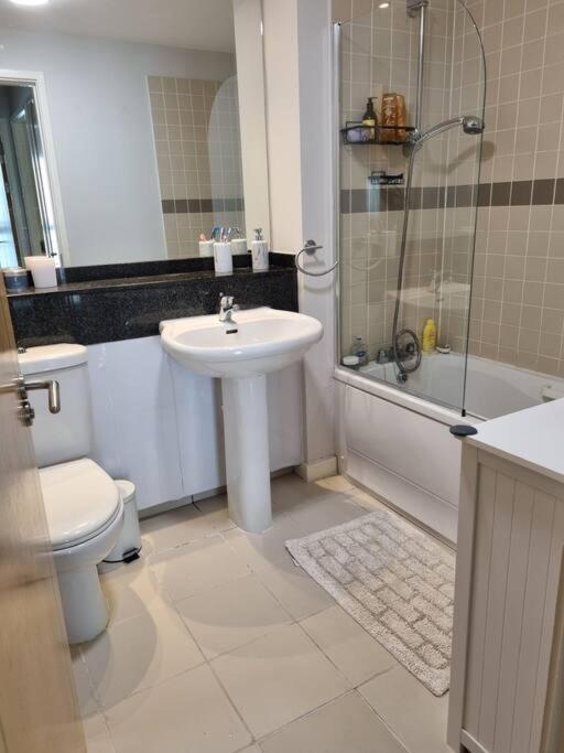 Centrally Located, Comfy 2-bed 2-bath Apt *