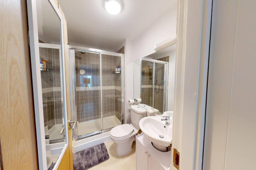 Centrally Located, Comfy 2-bed 2-bath Apt Apartment
