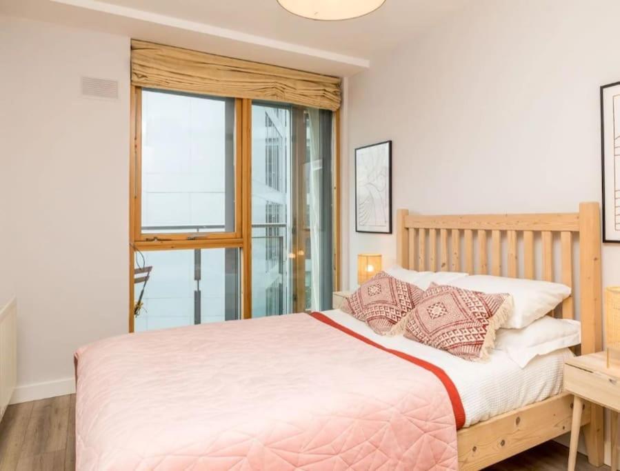 Apartment Centrally Located, Comfy 2-bed 2-bath Apt Dublin