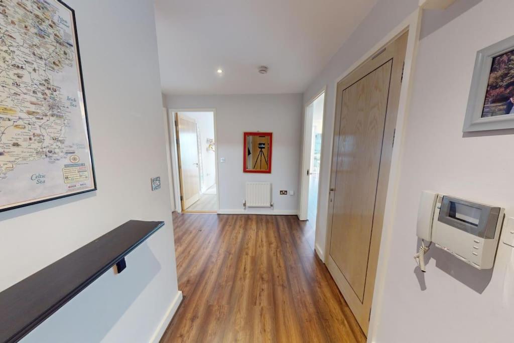 Apartment Centrally Located, Comfy 2-bed 2-bath Apt Dublin